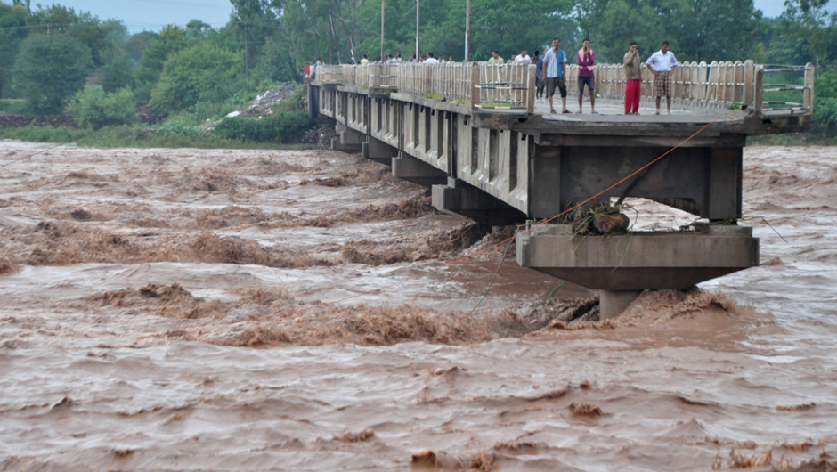 A 50-meter-long bridge that France donates to Pakistan