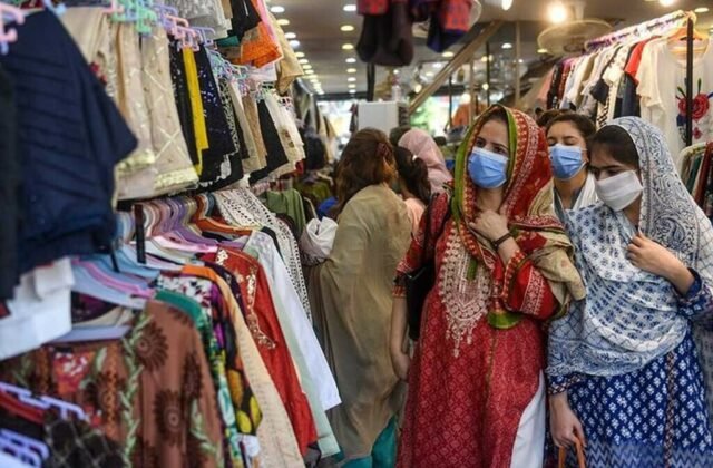 Pakistan’s economic crisis forces malls and markets to close early