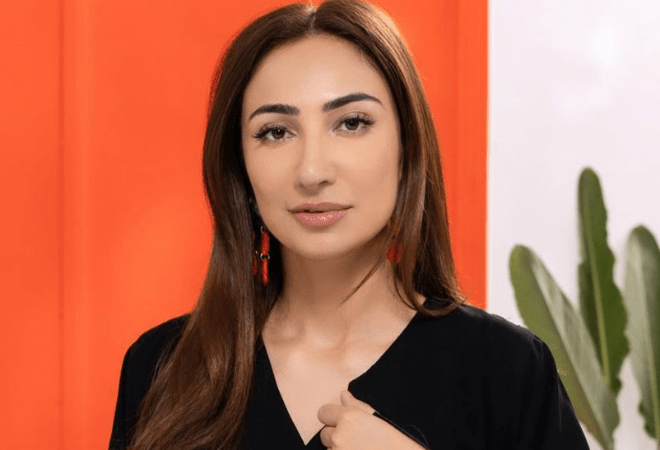 Twitter Schools RJ Anoushey for Calling Rickshaw a “Cheap”, “Adventurous Ride”