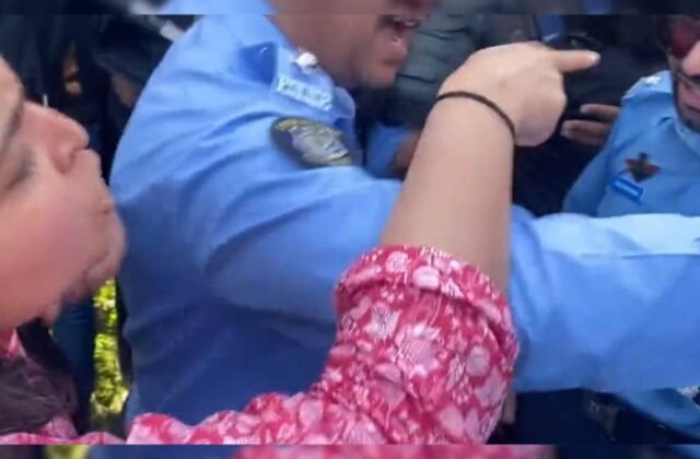 Islamabad Police and Women Face to Face During Aurat March
