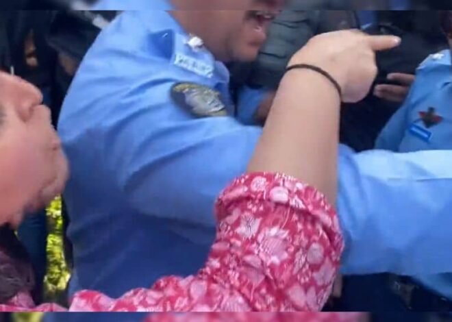 Islamabad Police and Women Face to Face During Aurat March