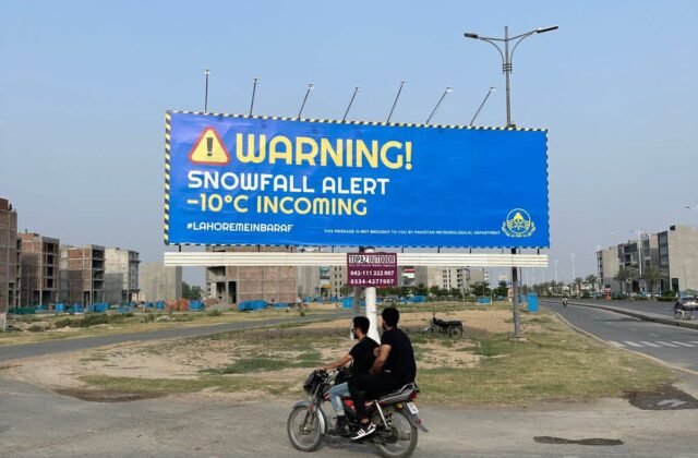Why is #Lahore Main Baraf trending on Twitter?
