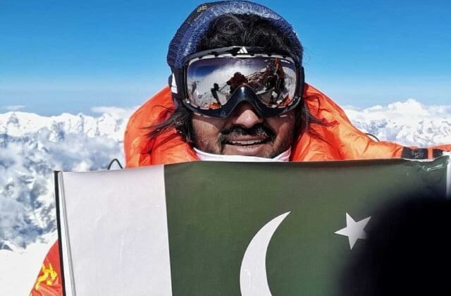 Injured, Stranded Young Pakistani Climbers Requests Authorities for Airlift from Mount Everest
