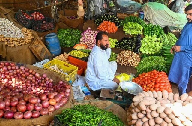 Pakistan’s Weekly Inflation Finally Falls Below 45%