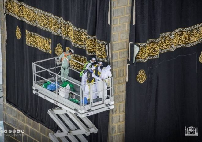 Here is Everything You Need to Know About the Holy Kaaba’s Kiswa Changing Ceremony
