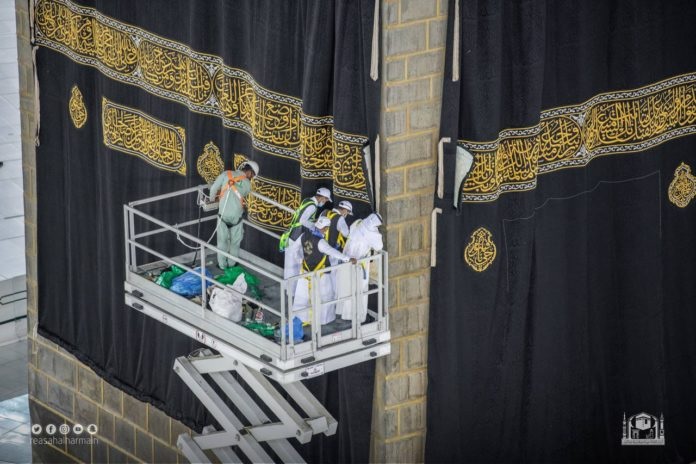 Here is Everything You Need to Know About the Holy Kaaba’s Kiswa Changing Ceremony