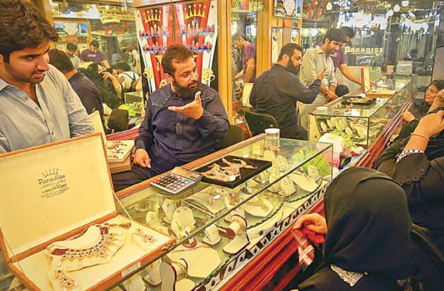 Price of gold surges to 5000 PKR per tola within a week