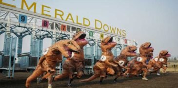 200 Dinosaurs Participated In This Weird Race That Happened in Seattle, US