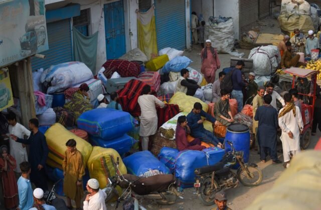 Pakistan Orders 1.7 Million Irregular Afghan Residents to Leave by November 1