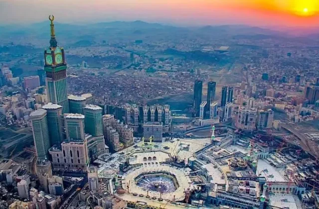 Comparing 10-Day and 21-Day Umrah Packages in Pakistan - Complete Guide