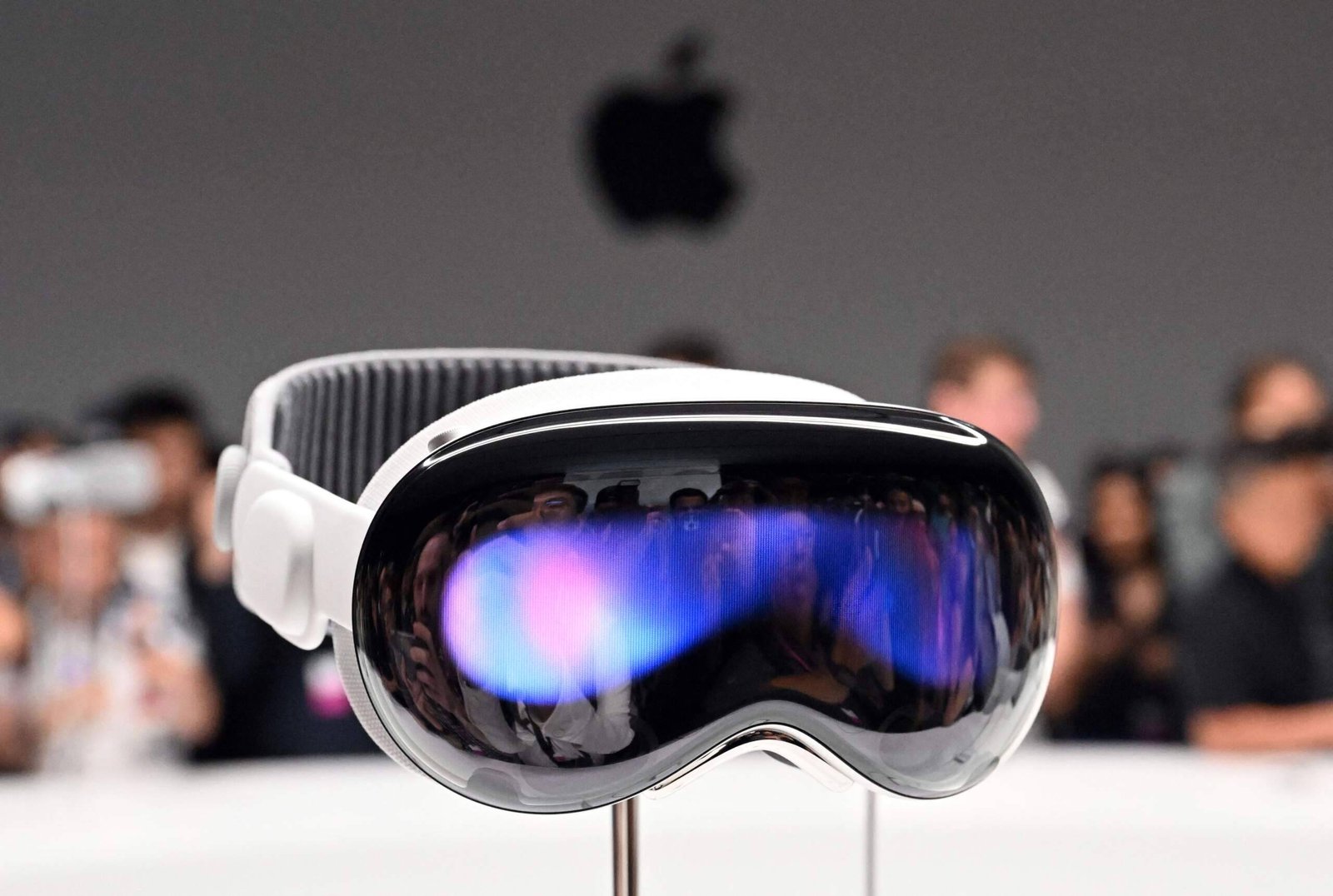 Apple Vision Pro: Dreamy Future or Pricy Daydream?