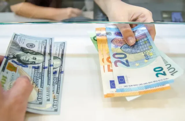 Breaking: Pakistani Rupee reverses gains, slips against USD and other major currencies