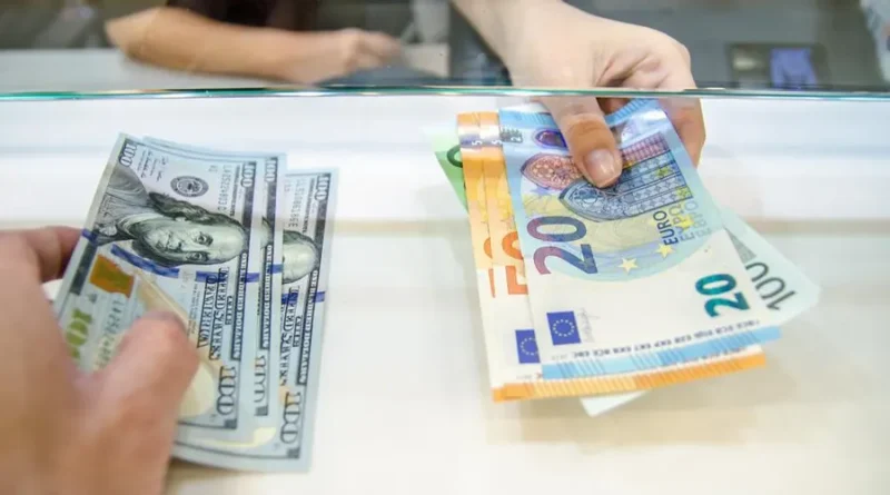 Breaking: Pakistani Rupee reverses gains, slips against USD and other major currencies