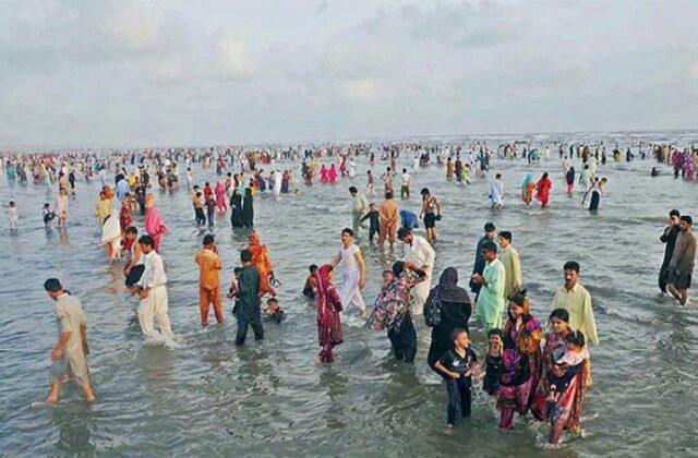 Karachi Administration Imposes Ban on Beach Visits Due to Arabian Sea Cyclone
