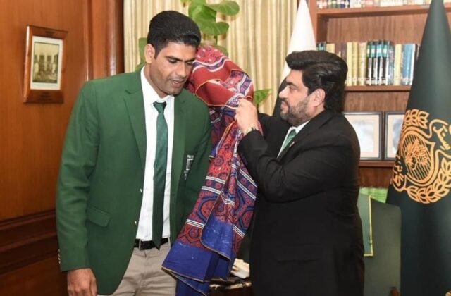Sindh Governor Kamran Tessori Gifts Gold Set to Arshad Nadeem’s Wife in Recognition of Her Support