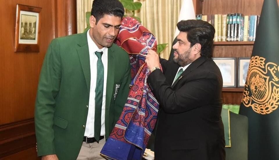 Sindh Governor Kamran Tessori Gifts Gold Set to Arshad Nadeem’s Wife in Recognition of Her Support