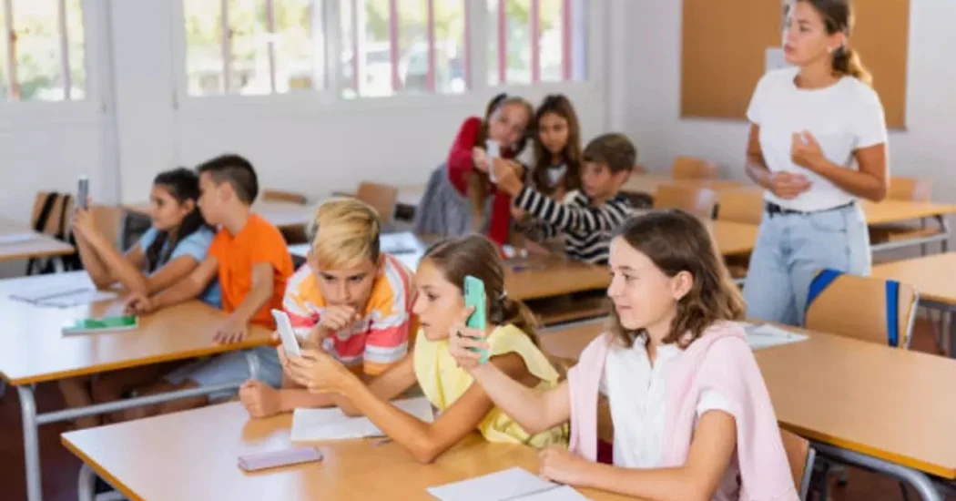 California Schools Implement Smartphone Restrictions Under New Legislation 2024