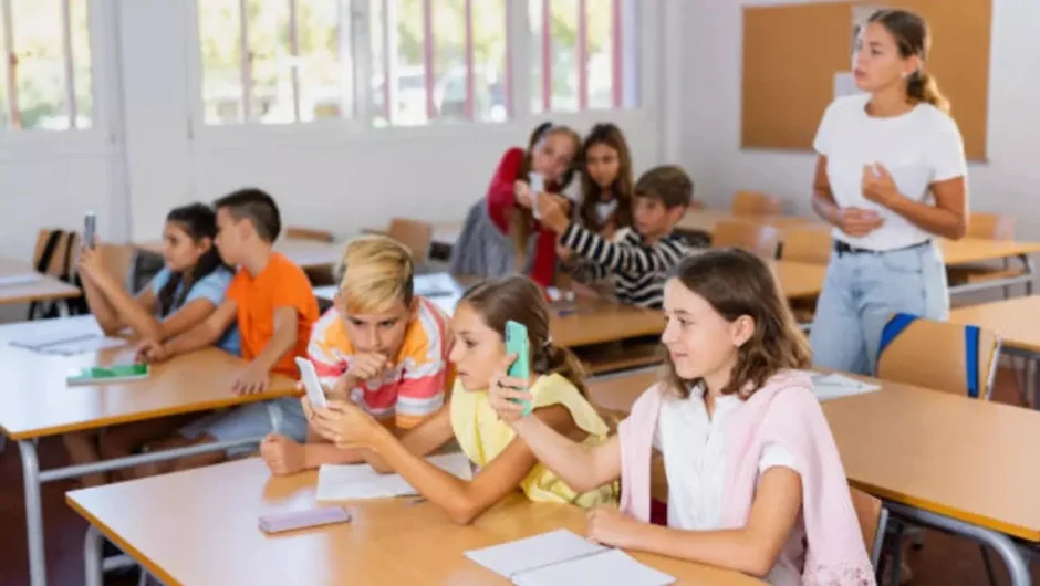 California Schools Implement Smartphone Restrictions Under New Legislation 2024