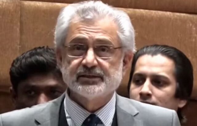 Pakistan Lodges Complaint Over Attack on Ex-CJP Qazi Faez Isa’s Vehicle in London