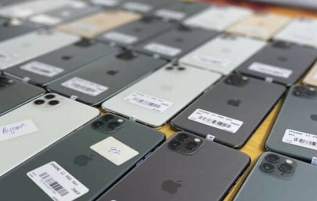 Brazen Robbery in Karachi: Trader Loses 35 iPhones