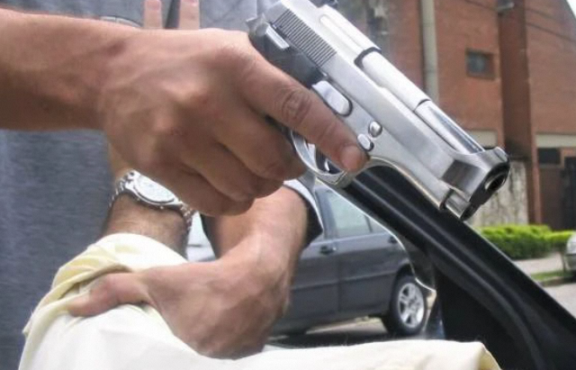 Policeman Robbed at Gunpoint in Karachi