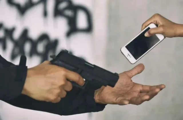 Robbers Storm Karachi’s Korangi, Loot Dozens of Mobile Phones, Cash, and Firearm