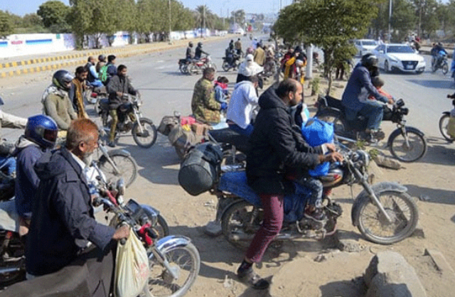 Sindh Government Warns Protesters to Clear Roads