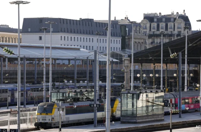 World War II-era bomb discovered on railway tracks in Paris