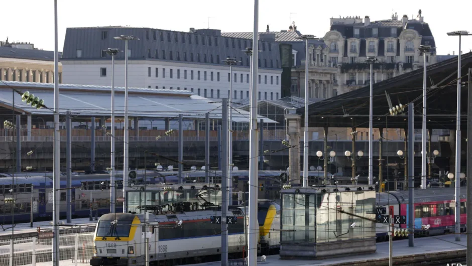 World War II-era bomb discovered on railway tracks in Paris