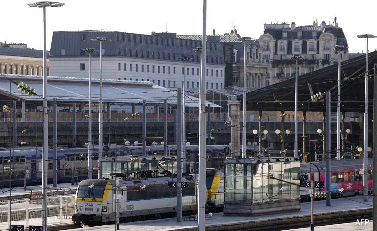 World War II-era bomb discovered on railway tracks in Paris