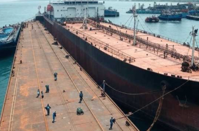 Pakistan Considers US Oil Imports to Alleviate Trade Deficit