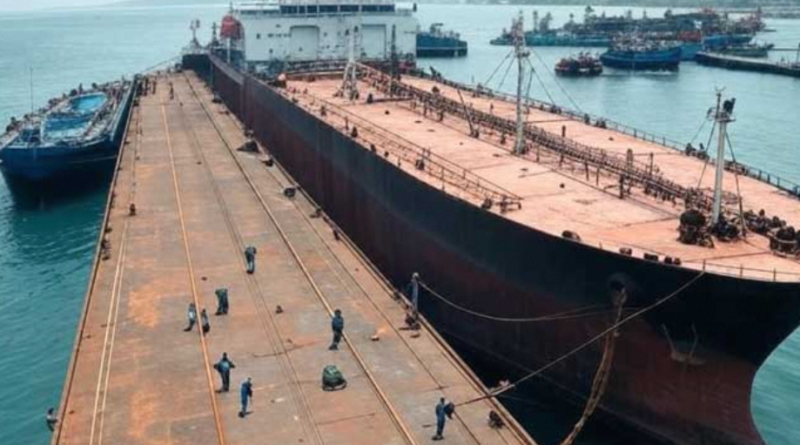 Pakistan Considers US Oil Imports to Alleviate Trade Deficit