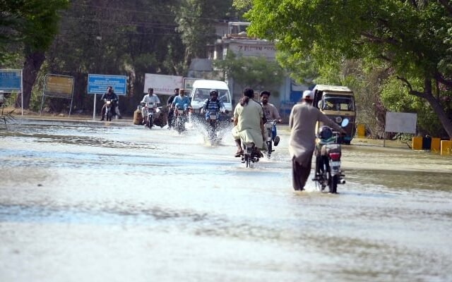 Pipeline Leak Near Karachi University Triggers Water Shortage in City