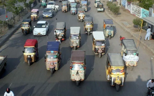 Karachi Bans Unauthorised Rickshaws on Major Roads to Address Traffic Chaos