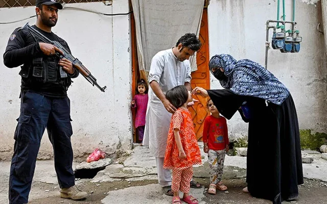Policeman protecting polio workers martyred in Nushki, drive suspended