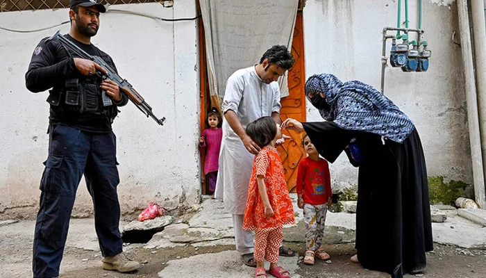 Policeman protecting polio workers martyred in Nushki, drive suspended
