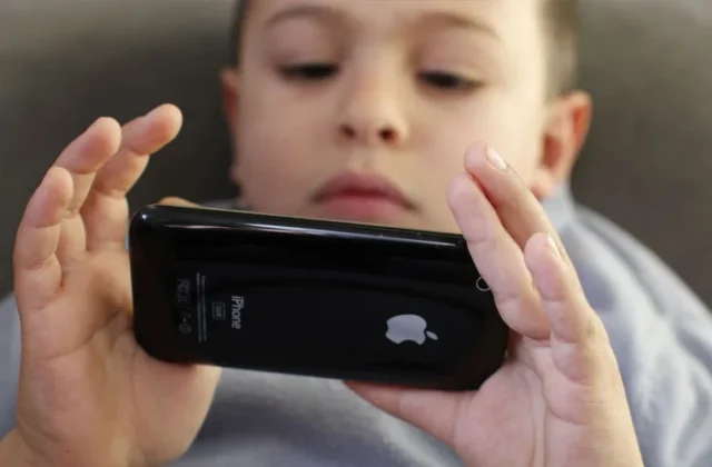 Study Warns: Excessive Screen Time in Children Linked to Heart Disease and Diabetes Risks