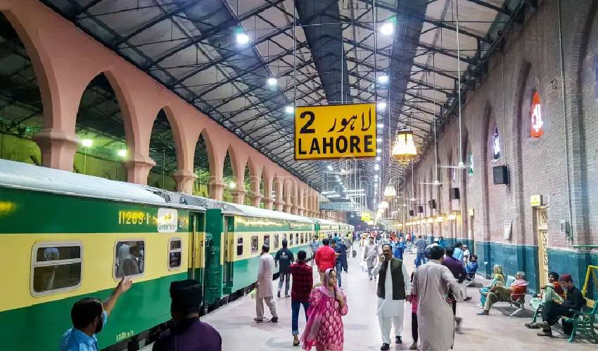 Sindh Government Unveils New Rohri-Karachi Train Service to Boost Public Transport