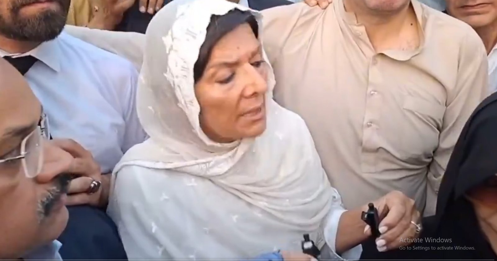 Tensions Flare Outside Adiala Jail as Aleema Khan Attacked with Eggs