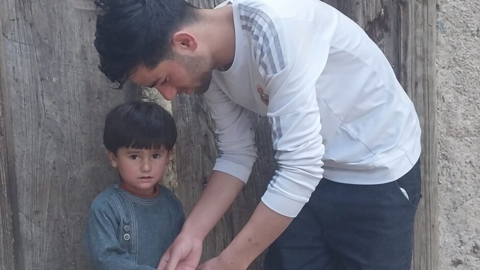 Polio Vaccination Drive: Father Changes Mind and Gets Polio Vaccine First to Encourage Child