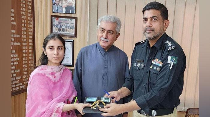 Karachi Police Earn Praise for Returning Lost Belongings of British Officer