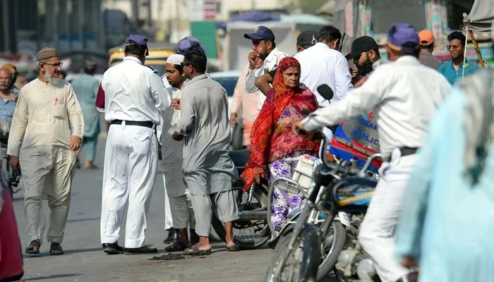Karachi’s Faceless E-Challan Regime Issues Over 2,600 Tickets Within Hours
