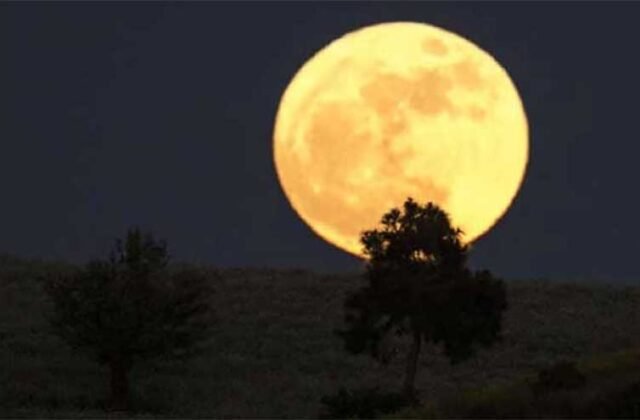 Moon Halo in Karachi : 22-Degree Moon Halo Dazzles Karachi in Final Full Moon of 2025