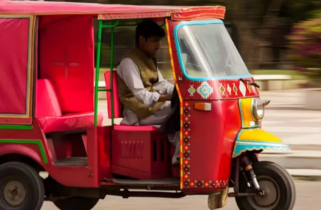 Lahore Traffic Police Introduces Special Sunday Licensing Facility for Rickshaw Drivers